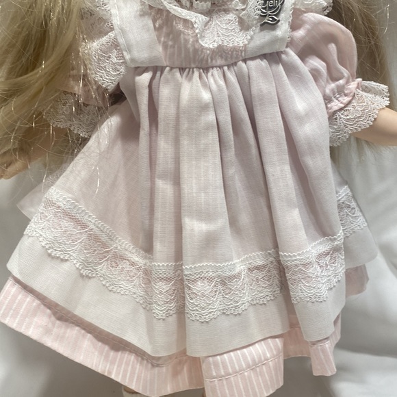 Geli doll with soft body and glass eyes with lashes. - Picture 4 of 10